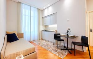 a living room with a couch and a table and a kitchen at Villa Rosa Residence in Santa Maria di Castellabate