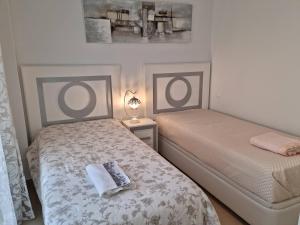 sypialnia z dwoma łóżkami i ręcznikami na nich w obiekcie SOLMAR w mieście Torrevieja