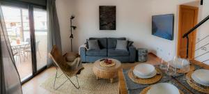 salon z kanapą i stołem w obiekcie La Atalaya del Guirre w mieście Lajares