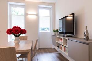 Телевизор и/или развлекательный центр в West Milan - Modern and Comfortable Apartment