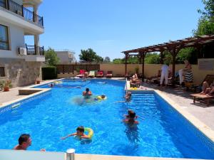 un gruppo di persone che giocano in piscina di Byala Vista Beach Apartments D - Бяла Виста Бийч Апартментс Д a Byala
