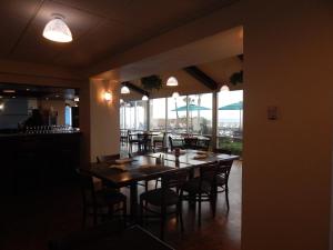 une salle à manger avec une table, des chaises et des fenêtres dans l'établissement Oceanview Studio, à Daytona Beach