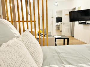 1 dormitorio con 1 cama y sala de estar en Cosy modern studio in the heart of Nice with AC, en Niza