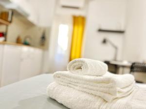 尼斯Cosy modern studio in the heart of Nice with AC的桌子上放着一叠毛巾 更多16张照片