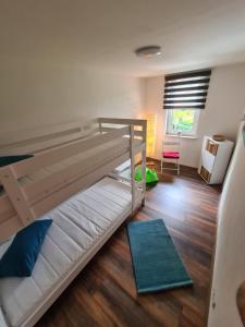 Giường trong phòng chung tại Fewo am Reiterhof