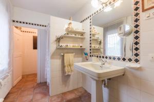 Et badeværelse på Habitaciones en Villa Coliving Masía Rural