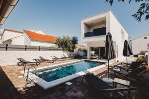 una villa con piscina e una casa di Villa Nola Luxury Vodice a Vodice