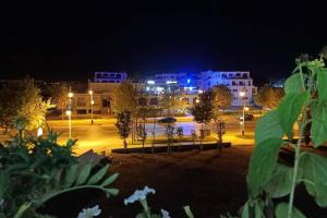 una vista di una città di notte con le luci di apprt (10) a Martil