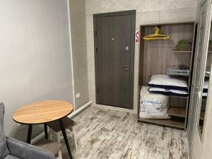 ein kleines Zimmer mit einem Tisch und einem kleinen Schrank in der Unterkunft Смарт-квартира біля озера in Winnyzja