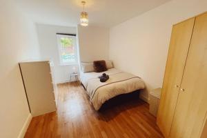 un dormitorio con una cama con un animal de peluche en 1 Bedroom City Centre Apartment - Sleeps 4 Free Parking en Newcastle