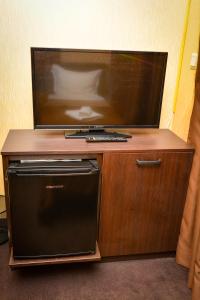 A television and/or entertainment centre at Guest house VRAZHDEBNA