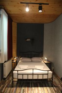 Postel nebo postele na pokoji v ubytování Tbilisi Stories Hotel + 37 fotografií