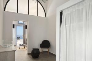 Uma área de estar em Mr and Mrs White Oia - Santorini
