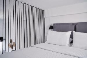 Uma cama ou camas num quarto em Mr and Mrs White Oia - Santorini