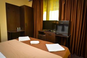 A television and/or entertainment centre at Guest house VRAZHDEBNA