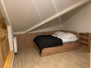 Ένα ή περισσότερα κρεβάτια σε δωμάτιο στο Młynek Parkowa