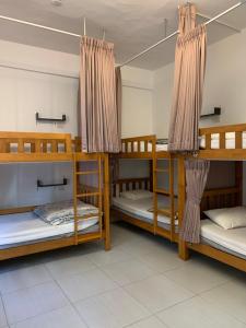 eine Gruppe Etagenbetten in einem Schlafsaal in der Unterkunft Backpacker 41 Hostel - Taichung in Taichung