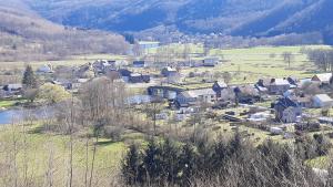 una vista aerea di un piccolo villaggio in montagna di Gite Vallée et Semoy a Tournavaux