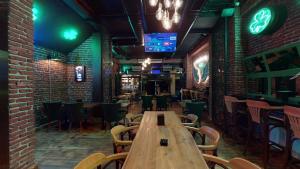 Una televisión o centro de entretenimiento en The Wolf Hotel