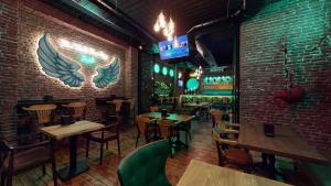 Un restaurante u otro lugar para comer en The Wolf Hotel