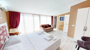 Una cama o camas en una habitación de The Wolf Hotel