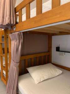 Tempat tidur susun dalam kamar di Backpacker 41 Hostel - Taichung