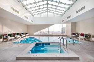 Bazén v ubytování Jouri a Murwab hotel Doha nebo v jeho okolí