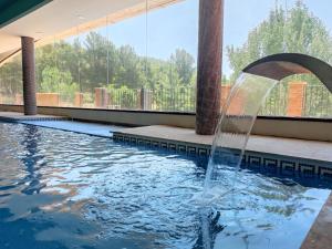 Bazén v ubytovaní La Figuerola Hotel & Restaurant alebo v jeho blízkosti