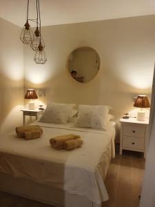 ein Schlafzimmer mit einem Bett mit zwei Handtüchern darauf in der Unterkunft La Casetta di Gloria in Lumbarda
