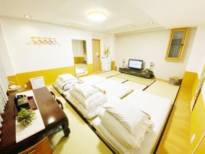 徳島市にあるGuestHouse017徳島個室 飲食街中心 阿波踊り会館7分 文理&徳島大学 アスティとくしま車8分のベッド4台、デスク、コンピュータが備わる客室です。