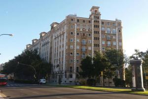 ein großes Gebäude an der Ecke einer Straße in der Unterkunft Cómodo, bien ubicado y 2 aparcamientos in Saragossa