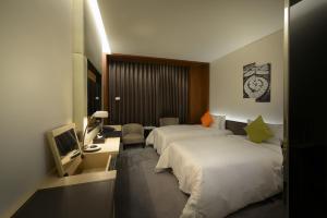 Postel nebo postele na pokoji v ubytování Golden Tulip Glory Fine Hotel