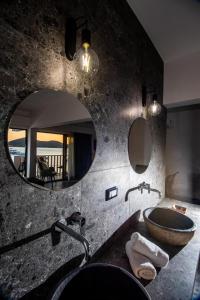 łazienka z umywalką i lustrem w obiekcie Kalypso Suites Hotel - Adults Only w Elundzie +37 zdjęć