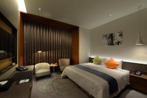 Postel nebo postele na pokoji v ubytování Golden Tulip Glory Fine Hotel