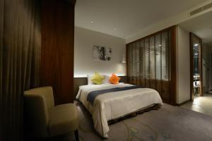 Postel nebo postele na pokoji v ubytování Golden Tulip Glory Fine Hotel