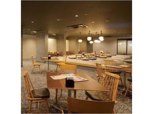 jadalnia ze stołami i krzesłami w pokoju w obiekcie Good Bless Garden Sauna&Stay w mieście Yonago