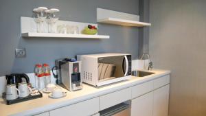 Mercure Surabaya Manyar的厨房或小厨房