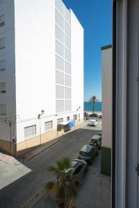 een uitzicht vanuit een raam van een parkeerplaats bij El Embrujo de La Caleta Ha Apartment in Cádiz