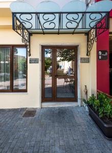 une porte d'entrée d'un immeuble avec un balcon dans l'établissement Hotel Hermes, à Rhodes