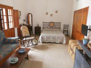 A seating area at Casa Rural Aborigen Bimbache