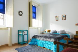 A bed or beds in a room at Olive Street House