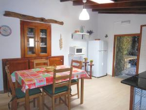 A kitchen or kitchenette at Casa Rural Aborigen Bimbache