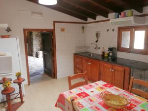 A kitchen or kitchenette at Casa Rural Aborigen Bimbache