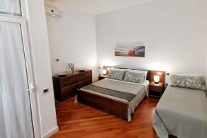 Кровать или кровати в номере Behind the sea - Appartamento per famiglie e amici