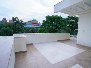 Lime Tree Hotel Sushant Lok Gurgaon Sector 29 Next to IFFCO CHOWK metro 발코니 또는 테라스