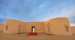 um edifício com um tapete vermelho no deserto em Shiv Tara Desert Camp em Sām