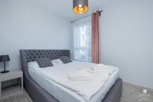 Jantar Apartamenty - Osiedle Bursztynowe III tesisinde bir odada yatak veya yataklar
