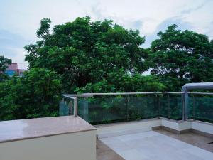 Lime Tree Hotel Sushant Lok Gurgaon Sector 29 Next to IFFCO CHOWK metro 발코니 또는 테라스