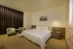 Postel nebo postele na pokoji v ubytování Golden Tulip Glory Fine Hotel