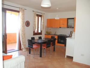 een keuken en eetkamer met een tafel en stoelen bij Appartamento con vista meravigliosa in Castelsardo